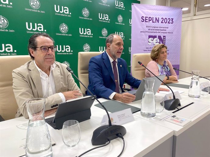 Alfonso Ureña, Nicolás Ruiz y María Teresa Martín en la presentación del Congreso de la Sepln
