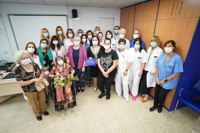 Profesionales y pacientes tras la reunión.