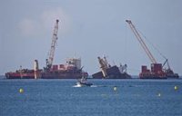 Las tareas para sacar del mar el casco del OS35 continuarán tras el temporal de levante de este fin de semana