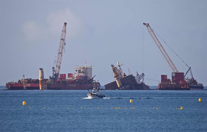 Inicio de las operaciones para izar el casco del buque OS35. A 10 de junio de 2023 en Gibraltar. 