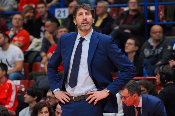 Archivo - El técnico Álex Mumbrú, durante su etapa en el Valencia Basket. 