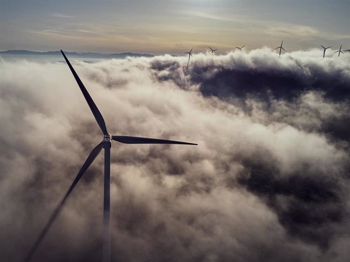 Aerogeneradores en el parque eólico de Sil y Meda, a 31 de mayo de 2023, en Esgos, Ourense, Galicia (España). El mercado transaccional en el sector de las energías renovables en España ha registrado en los cuatro primeros meses del año un total de 54 fu