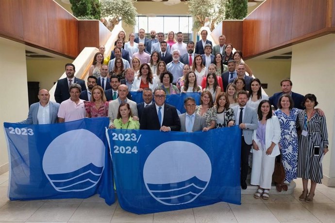 La playa de Islantilla (Huelva) ha acogido este miércoles el acto de entrega de los distintivos Bandera Azul.