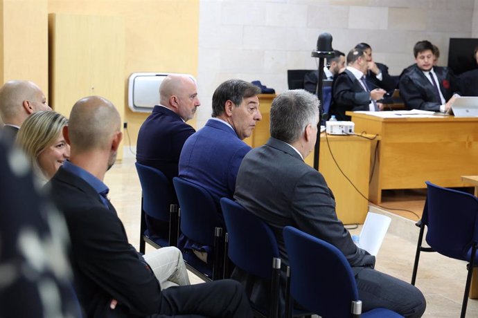 El juez Manuel Penalva (c) y el fiscal Miguel Ángel Subirán (3i) durante un juicio en los juzgados de Sa Gerreria de Palma, a 5 de junio de 2023, en Palma de Mallorca, Mallorca, Baleares (España). 