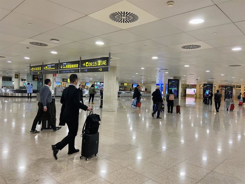Archivo - Pasajeros en el Aeropuerto de Barcelona.