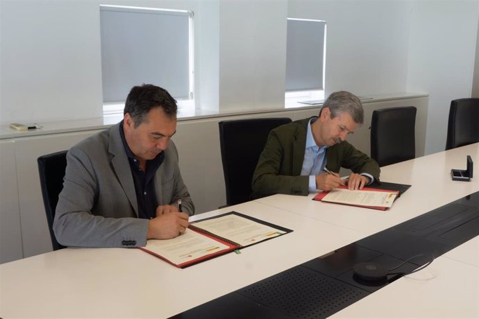 El presidente de ENRESA, José Luis Navarro, y el presidente de AMAC, Pedro Sánchez Yebra, firman un acuerdo para divulgar durante 18 meses en municipios nucleares la gestión de los residuos radiactivos.