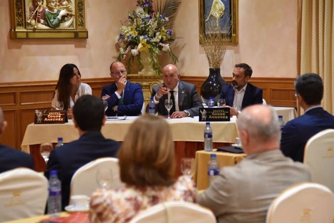 El alcalde de Valladolid, Jesús Julio Carnero, junto a los dirigentes de la Asociación de Hoteles de Valladolid y la concejal de Turismo, Blanca Jiménez.