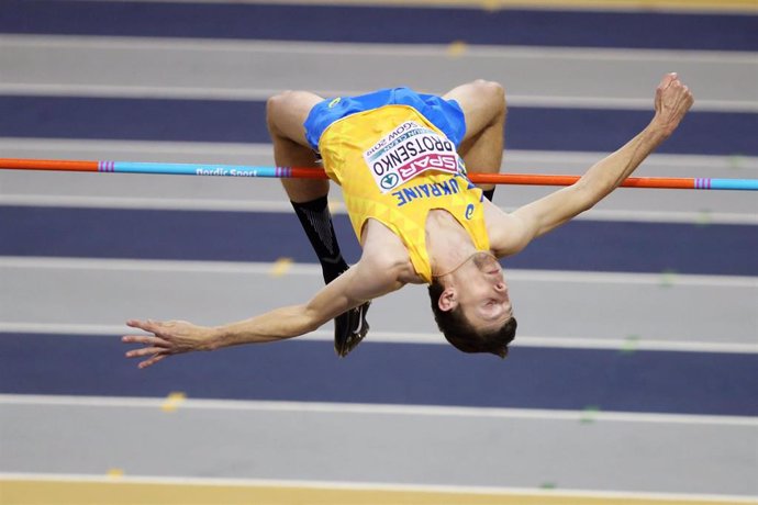 Archivo - El saltador ucraniano Andrii Protsenko durante una competición