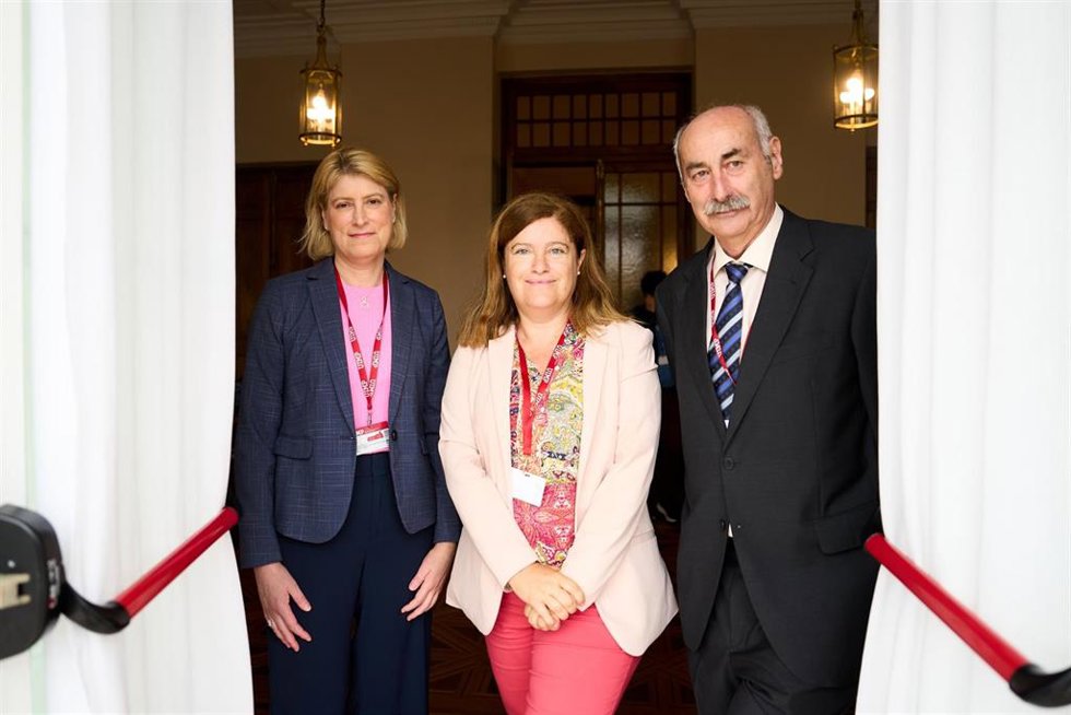 José Miguel López-Higuera,  Susana Marcos (centro) y Mariana G. Figueiro (izda), participantes en el curso de la UIMP sobre fotónica en la salud y la medicina
