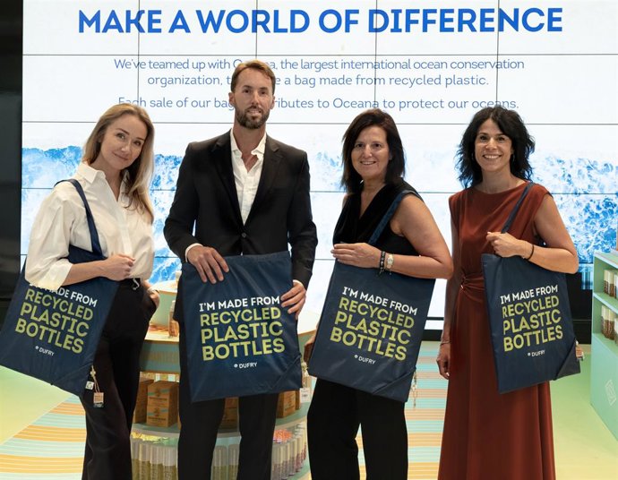 Alexandra Cousteau, asesora sénior de Oceana; el director global de marketing de Dufry, Augusto Deymonnaz; la directora de España de Dufry, Ángeles Montesdeoca; y la directora sénior de Desarrollo e Innovación de Oceana en Europa, María Pérez.