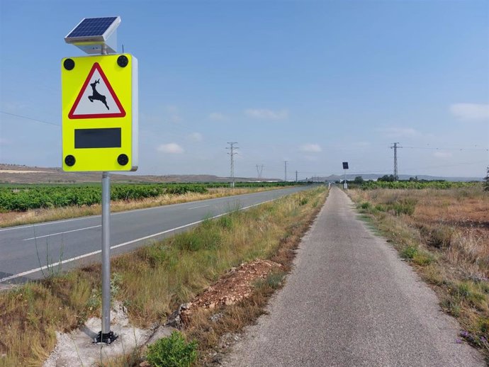 La Rioja instala un nuevo sistema piloto para advertir de la presencia de animales en la LR-282 entre Autol y Calahorra