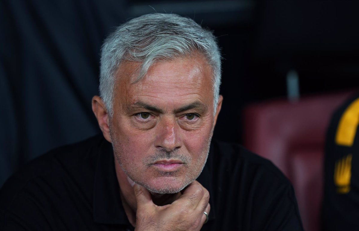 Mourinho, sanzionate 4 partite per “linguaggio volgare” all’arbitro della finale di Europa League
