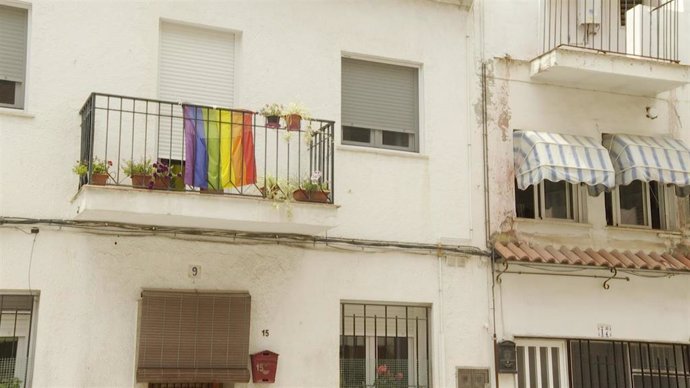 Bandera LGTBI colgada en un balcón de Náquera en rechazo a las medidas del consistorio conformado por Vox y el PP