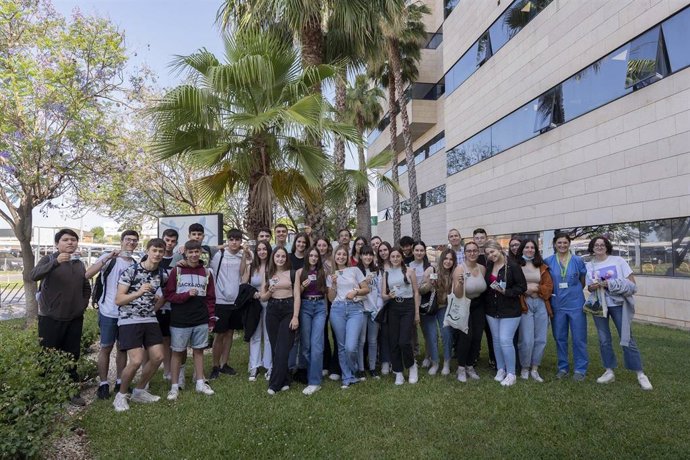 Una de las visitas de jóvenes estudiantes al Hospital Reina Sofía de Córdoba.
