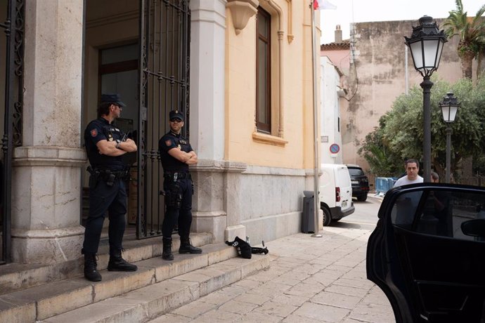 Agentes de Policía Nacional durante la operación policial en el Ayuntamiento de Sitges por presunta malversación y prevaricación que afecta a miembros del actual Gobierno de ERC, a 21 de junio de 2023, en Sitges, Barcelona, Catalunya (España).