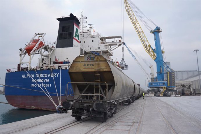 Vaixell de transport de cereals al Port de Tarragona