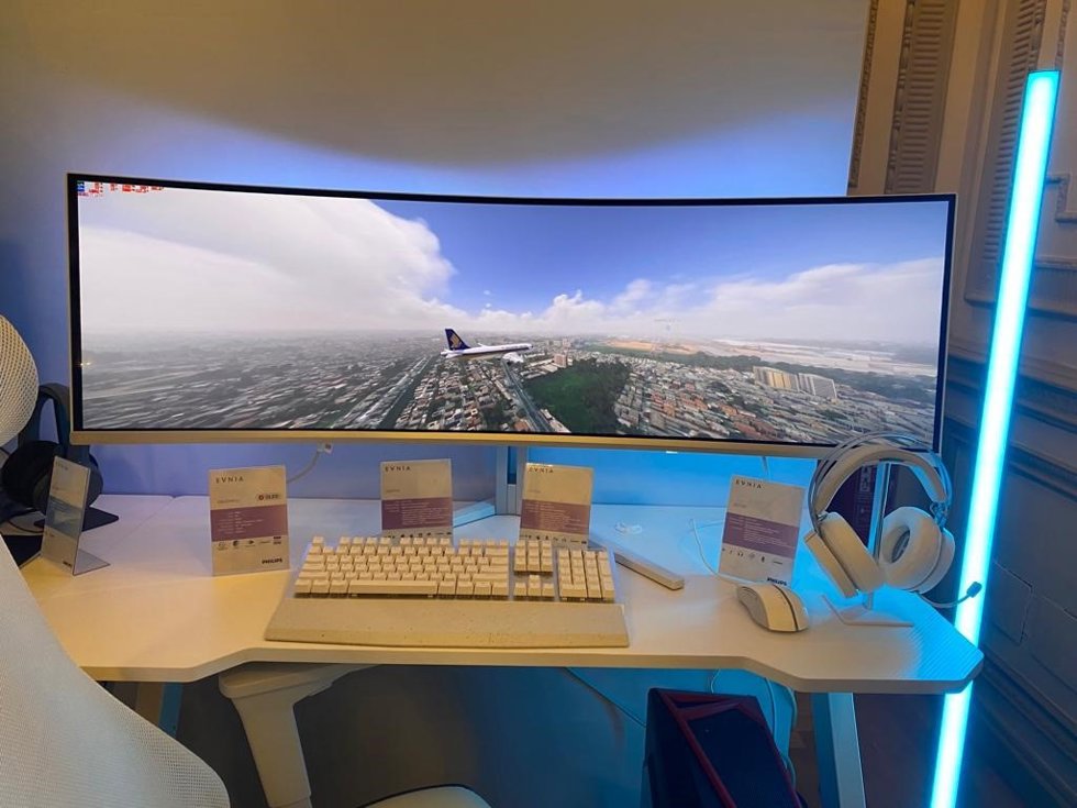 El nuevo monitor gaming Evnia de 49 pulgadas.