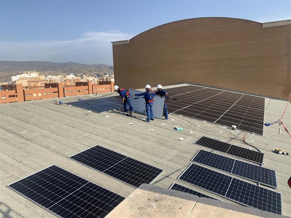 Instalación de placas en el Auditorio Maestro Padilla