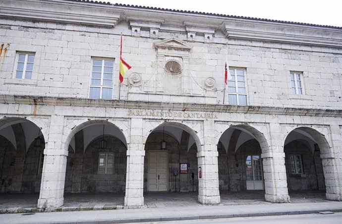 Archivo - Exterior del Parlamento de Cantabria 