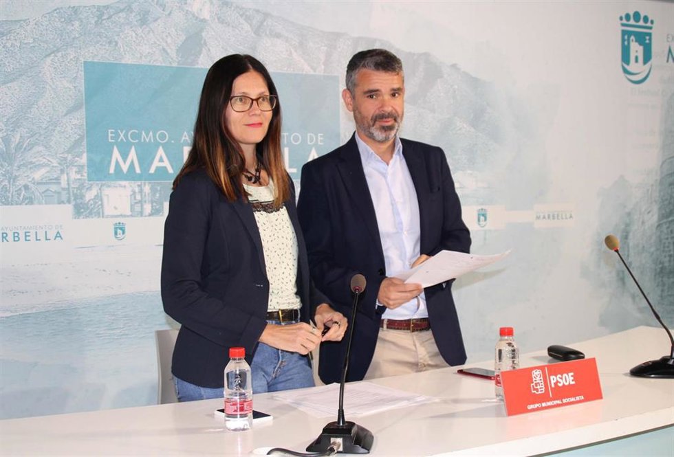 Archivo - Imagen de archivo de Isabel Pérez y José Bernal, del PSOE de Marbella.