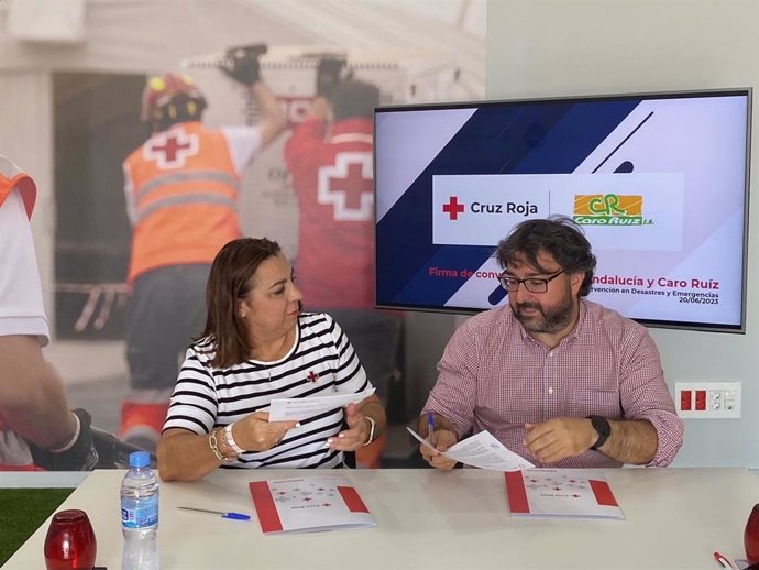 La presidenta de Cruz Roja Andalucía y el gerente del Grupo Caro Ruiz, durante la firma del acuerdo.