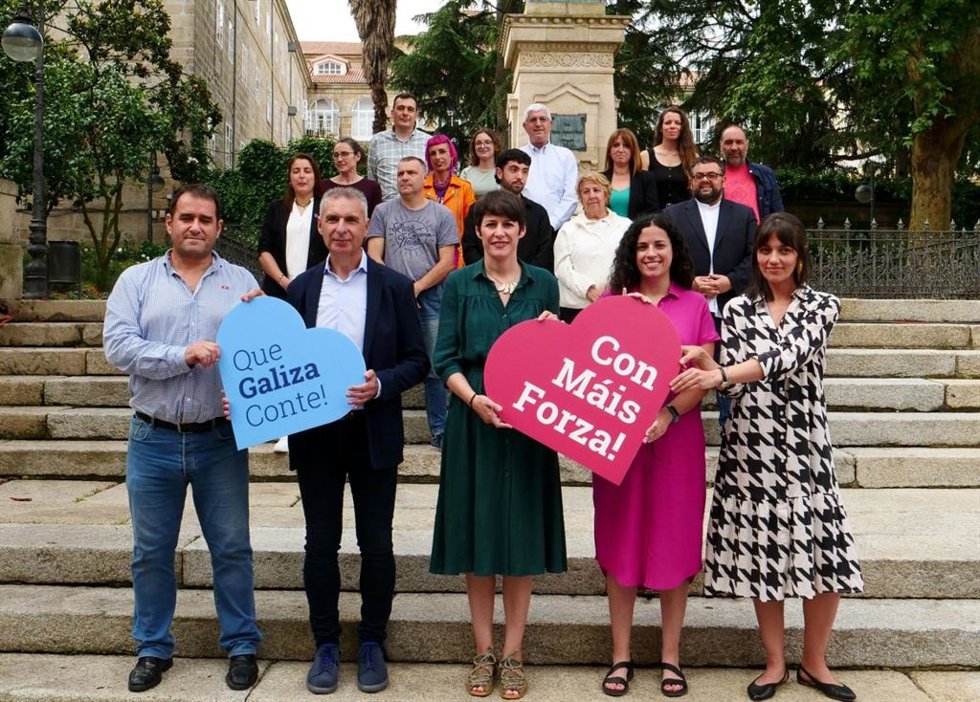 La portavoz nacional del BNG, Ana Pontón, y el portavoz municipal del Bloque en Ourense, Luís Seara, junto con Noa Presas y otros candidatos de la provincia en las elecciones generales del 23 de julio de 2023.
