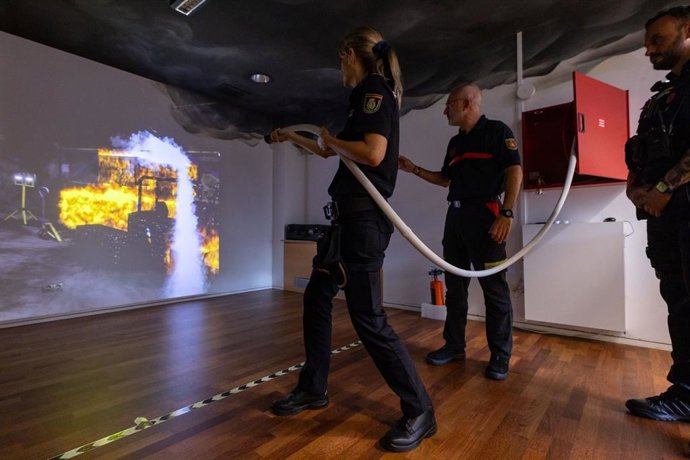 El Cuerpo de Bomberos de Zaragoza forma a 70 agentes de la Policía Nacional en la coordinación de emergencias con incendios