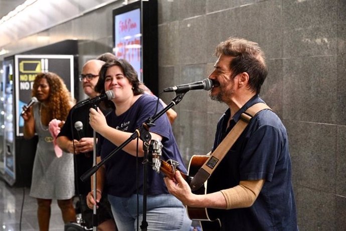 Un grup de músics toca en directe al metro