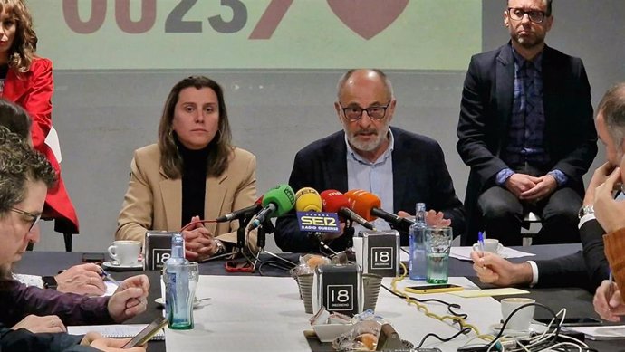 Archivo - La portavoz del PSOE Ourense, Natalia González, y el que fue candidato a la Alcaldía, Francisco Rodríguez, en rueda de prensa