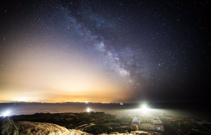 Imagen obtenida desde la isla de Sálvora, en el norte de España. El resplandor brillante del cielo en la parte inferior izquierda se produce por la contaminación lumínica, principalmente por el uso de LED blancos y azules y luminarias mal apantalladas