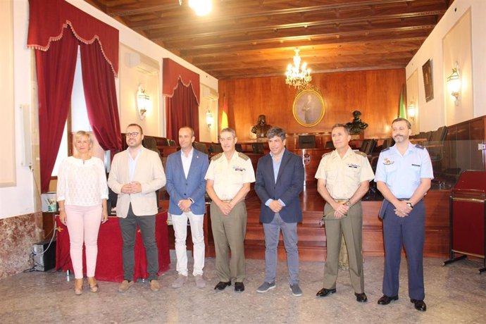 Visita del subdelegado de Defensa, el coronel Íñigo Laquidain, al Ayuntamiento de Montilla, acompañado por el alcalde, Rafael Llamas, miembros de la Corporación Municipal y Antonio Alférez.