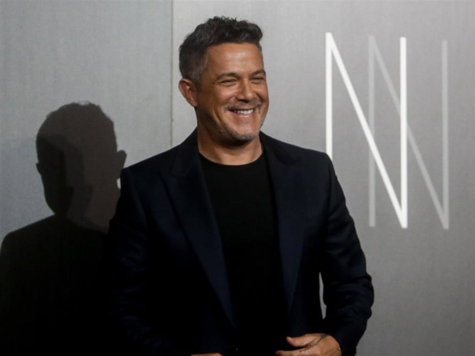 Archivo - El cantante Alejandro Sanz, durante la presentación de su nuevo disco Sanz, a 9 de diciembre de 2021, en Madrid (España).