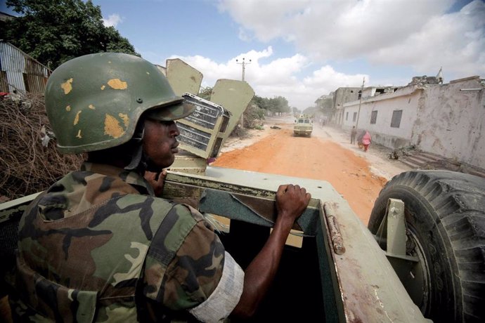 Archivo - Un militar ugandés patrulla el distrito de Yaaqshiid (Somalia) en un vehículo blindado 