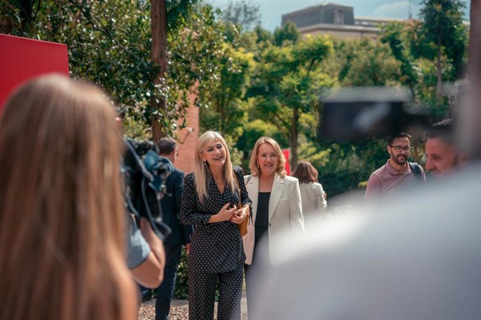 La consejera de Desarrollo Educativo y Formación Profesional Patricia del Pozo Fernández (i) a su llegada a la inauguración del evento Taleñt 2023, en la Real Fábrica de Tapices, a 21 de junio de 2023, en Madrid (España). Taleñt es el mayor encuentro po