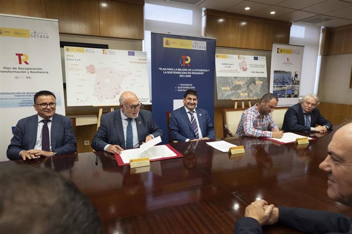 El presidente de la Sociedad Mercantil Estatal de Infraestructuras Agrarias (Seiasa), Francisco Rodríguez Mulero, el delegado del Gobierno en Galicia, Pedro Blanco, y el conselleiro do Medio Rural, José González.