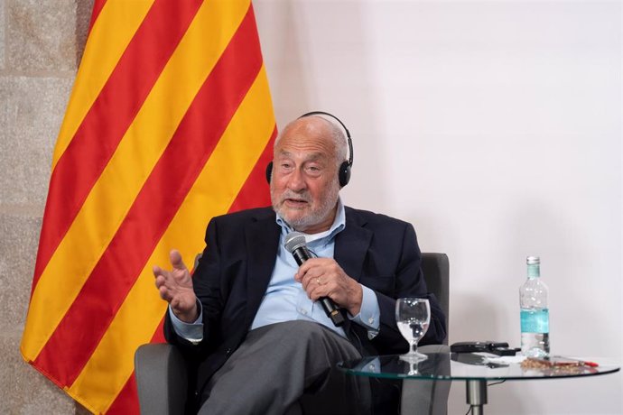 El economista estadounidense Joseph E. Stiglitz mantiene un encuentro con medios de comunicación, en el Palau de la Generalitat, a 21 de junio de 2023, en Barcelona, Catalunya (España). El economista recibirá mañana, jueves 22 de junio, el XXXV Premi Inte