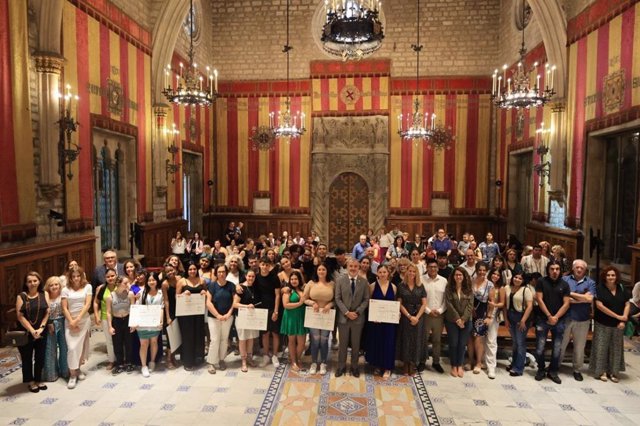 L'alcalde de Barcelona, Jaume Collboni, lliura els diplomes de l'Escola de Segones Oportunitats en el seu primer acte com a alcalde