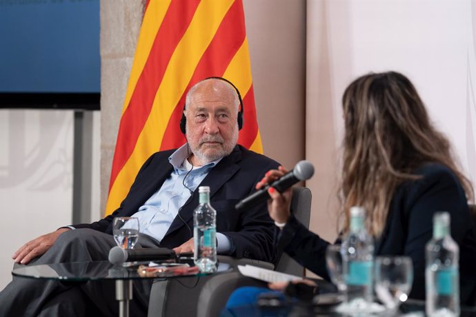 L'economista nord-americà Joseph I. Stiglitz i la portaveu del Govern, Patrícia Plaja, mantenen una trobada amb mitjans de comunicació, en el Palau de la Generalitat