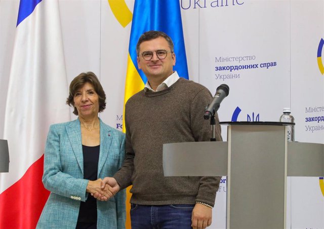 Archivo - El ministro de Exteriores de Ucrania, Dimitro Kuleba, junto a su homóloga francesa, Catherine Colonna