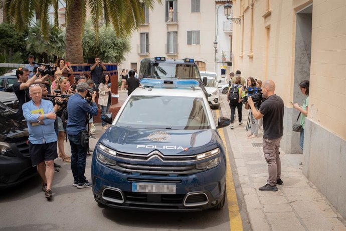 Un cotxe policial enfront de l'Ajuntament de Sitges el dia que s'investiga una presumpta malversació i prevaricació que afecta a membres de l'actual Govern d'ERC, a 21 de juny de 2023, a Sitges, Barcelona, Catalunya (Espanya). 