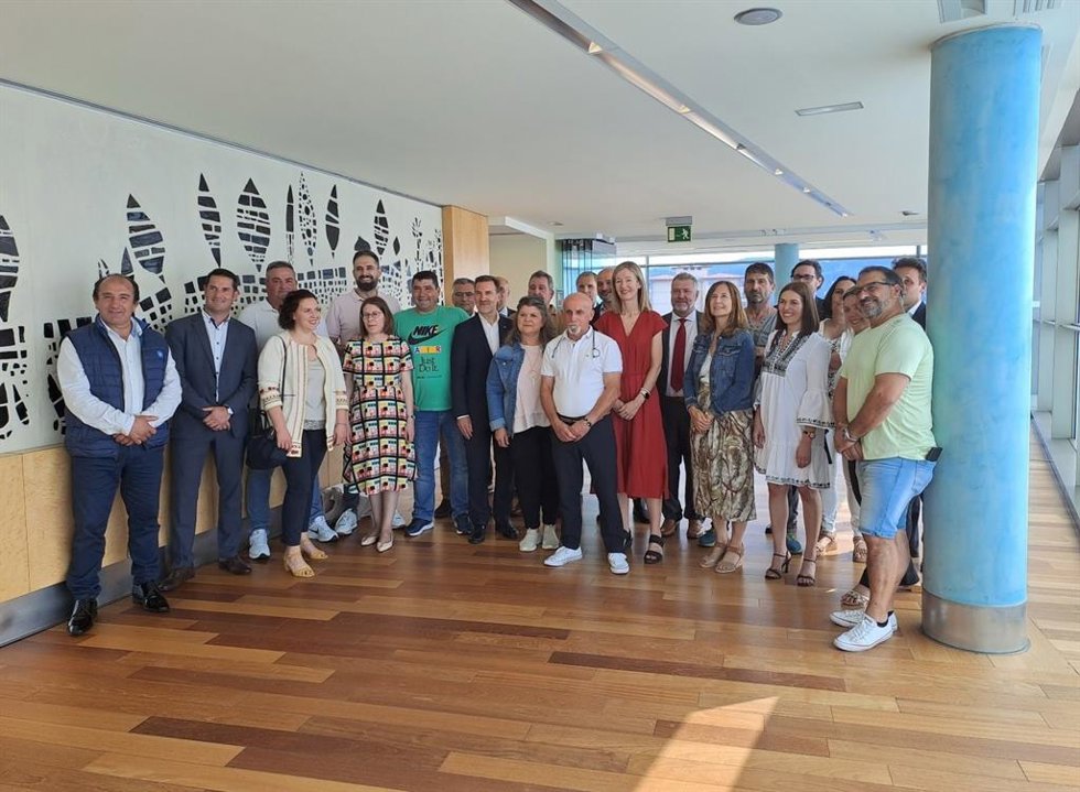 La directora territorial de Abanca en Pontevedra, Carmen Fernández Penas, con representantes de las cofradías de la provincia de Pontevedra.