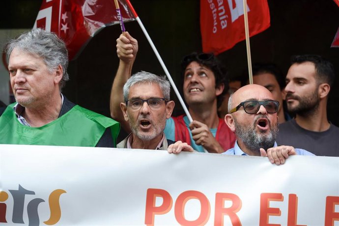 El representante del sindicato de subinspectores de prevención de riesgo laborales (Sislass), Rafael Prieto (2i)