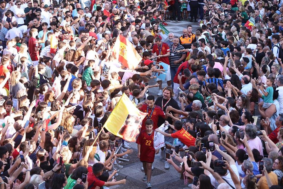 Los Palacios recibe a sus furbolistas de la Selección Española