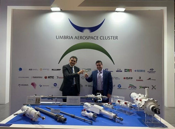 Supernal Chief Commercial Officer, Adam Slepian, and UMBRAGROUP CEO, Matteo Notarangelo, formally mark partnership in signing ceremony at the Paris Air Show.