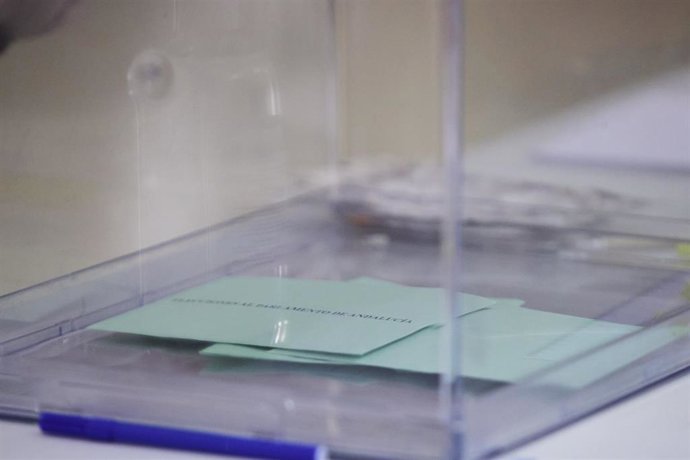 Archivo - Detalle de los votos en las urnas durante el día de las elecciones 