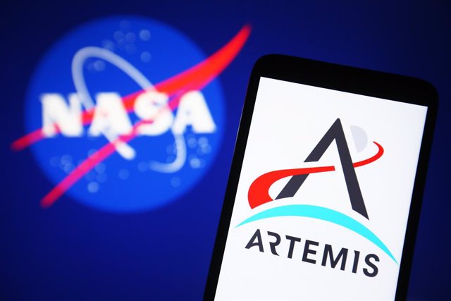 Archivo - April 9, 2023, Ukraine: In this photo illustration, Artemis 2 (Artemis II) logo is seen on a smartphone and NASA (National Aeronautics and Space Administration) logo on a pc screen.
