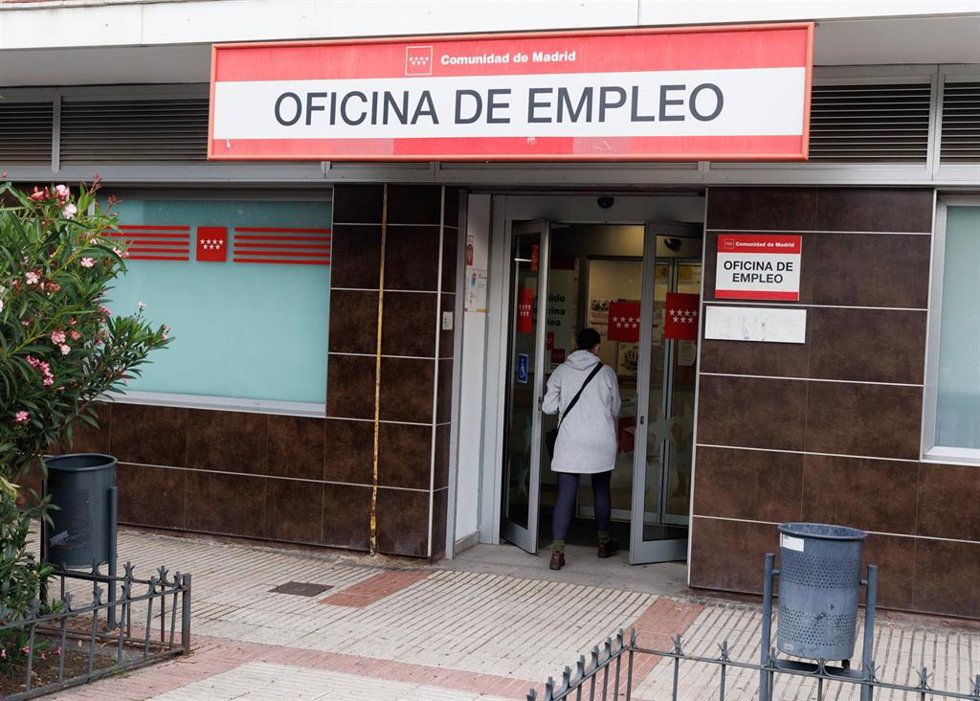 Una mujer entra en una Oficina de Empleo, a 2 de junio de 2023, en Alcorcón, Madrid (España). 
