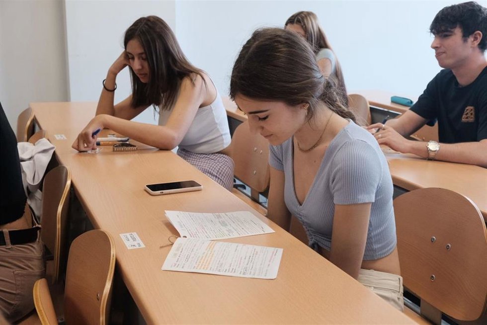 Estudiantes haciendo la prueba de Selectividad en la US.