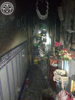 Imagen facilitada por los bomberos de Valladolid en la intervención en el inmueble afectado