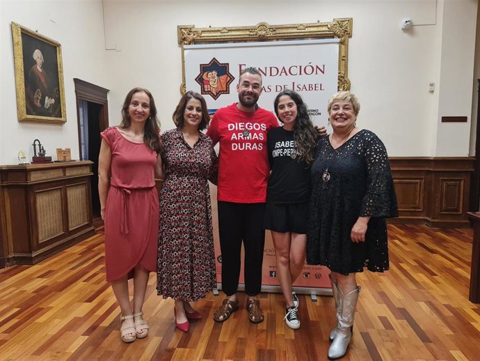 Los actores protagonistas, (Isabel y Diego) Belén Izquierdo Abril y Pedro Jiménez Endolz, junto a la directora teatral, Marian Pueo; la directora de la Fundación Bodas de Isabel, Lorena Muñoz; y la alcaldesa de Teruel, Emma Buj.